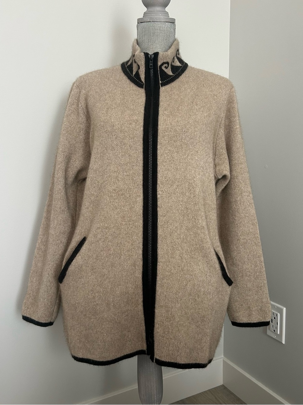 Wild Silk Size M Cardigan Sweater Jacket Zip Up Beige Black Wool Silk Possum
